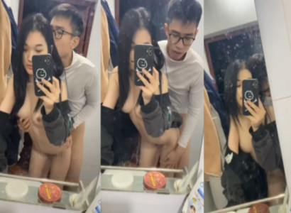 Cặp đôi sinh viên trẻ địt nhau trước gương