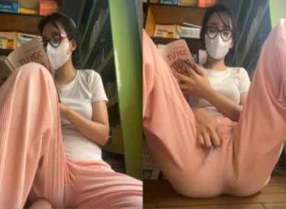 Em gái vừa đọc sách vừa nhét sextoy vào lồn